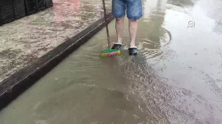 Fatsa’yı sağanak vurdu! Yollar göle döndü, iş yerleri ve araçlar sular altında kaldı - Resim: 16